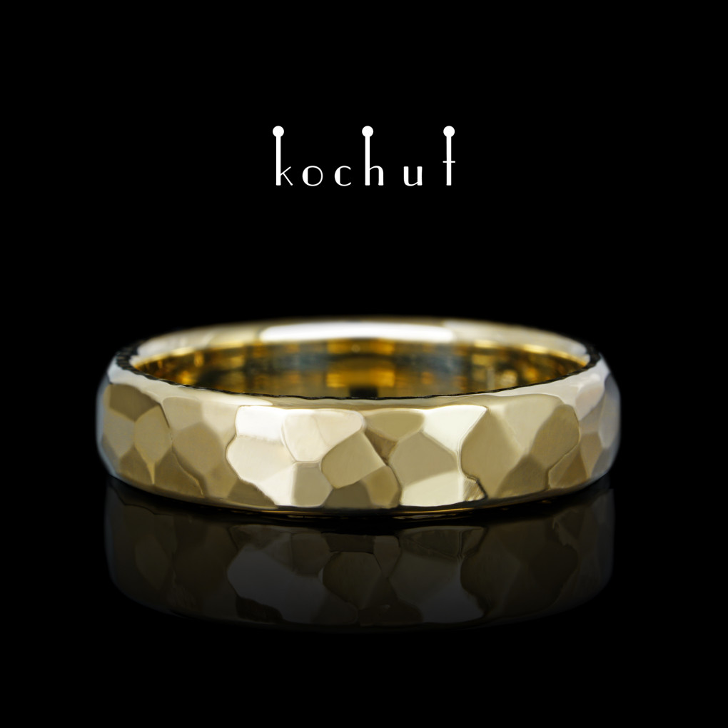 Wedding ring Light. Yellow gold