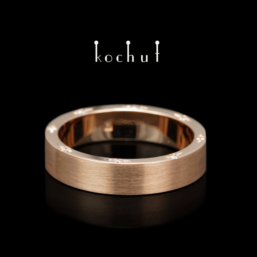 Flat-shaped wedding ring «Aristocrats». Red gold, diamonds