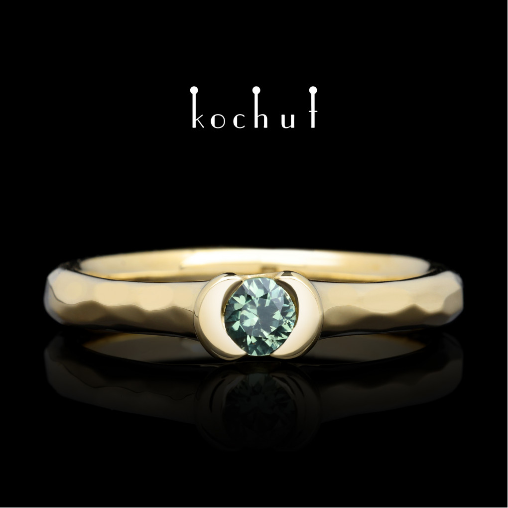 Engagement ring «Absolute». Yellow 18K gold, green sapphire