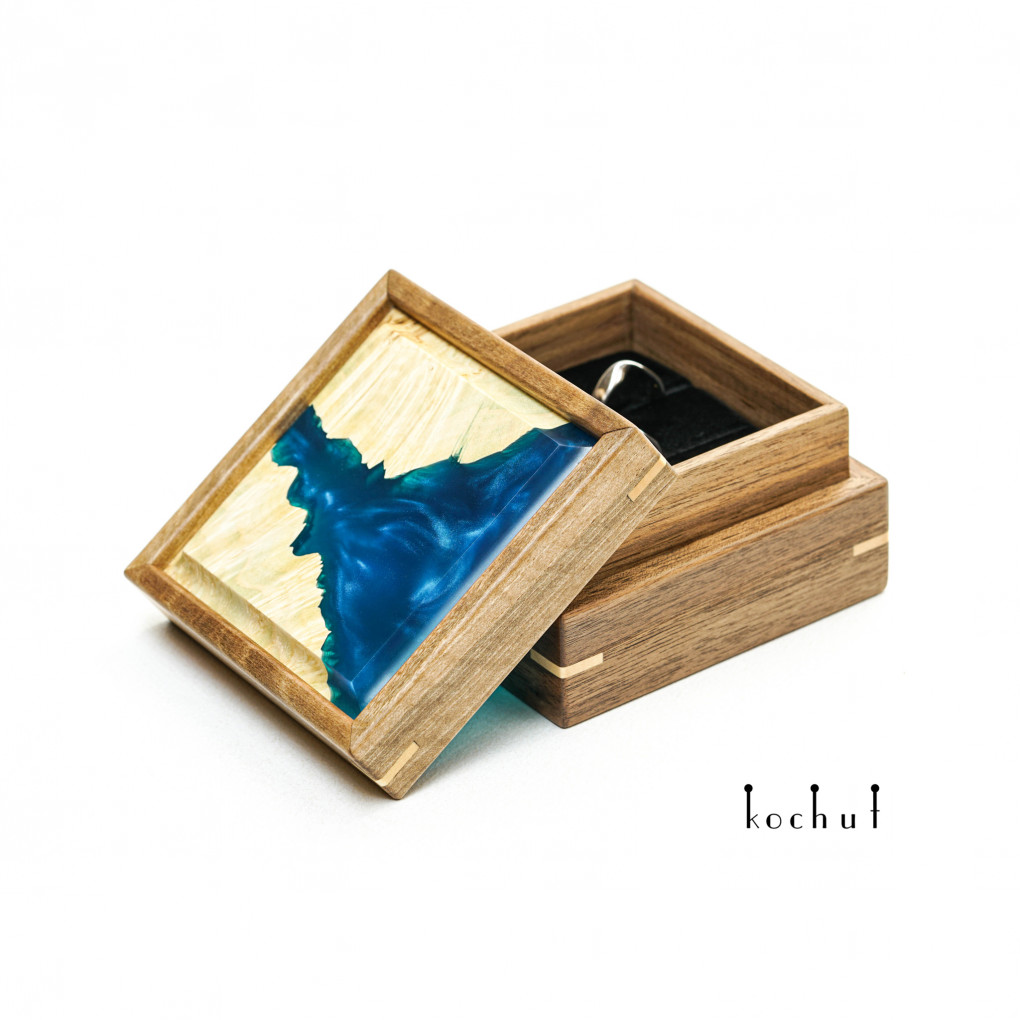 Jewellery box «Relictium». Walnut, maple, epoxy resin