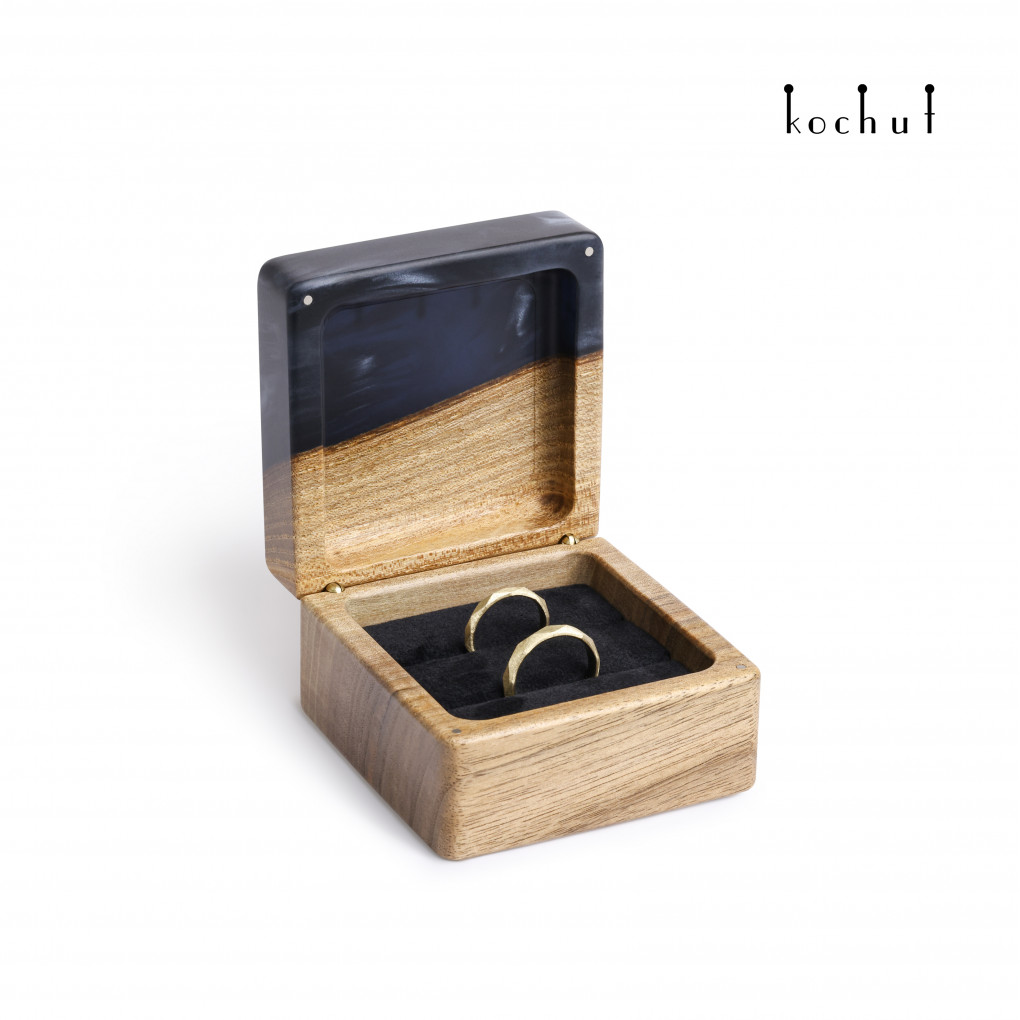 Jewerly box «Quadrum». Walnut, olive, black epoxy resin